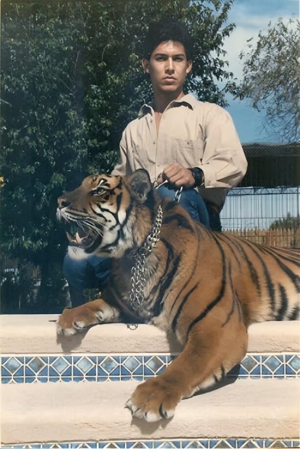 Picture of Jay Armes III with a Tiger